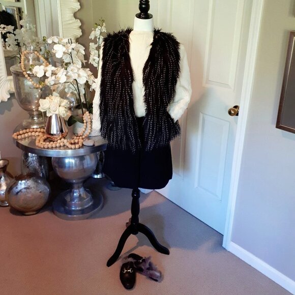 EUC Collection Eighteen black & white faux fur short vest, S/M - Picture 2 of 4
